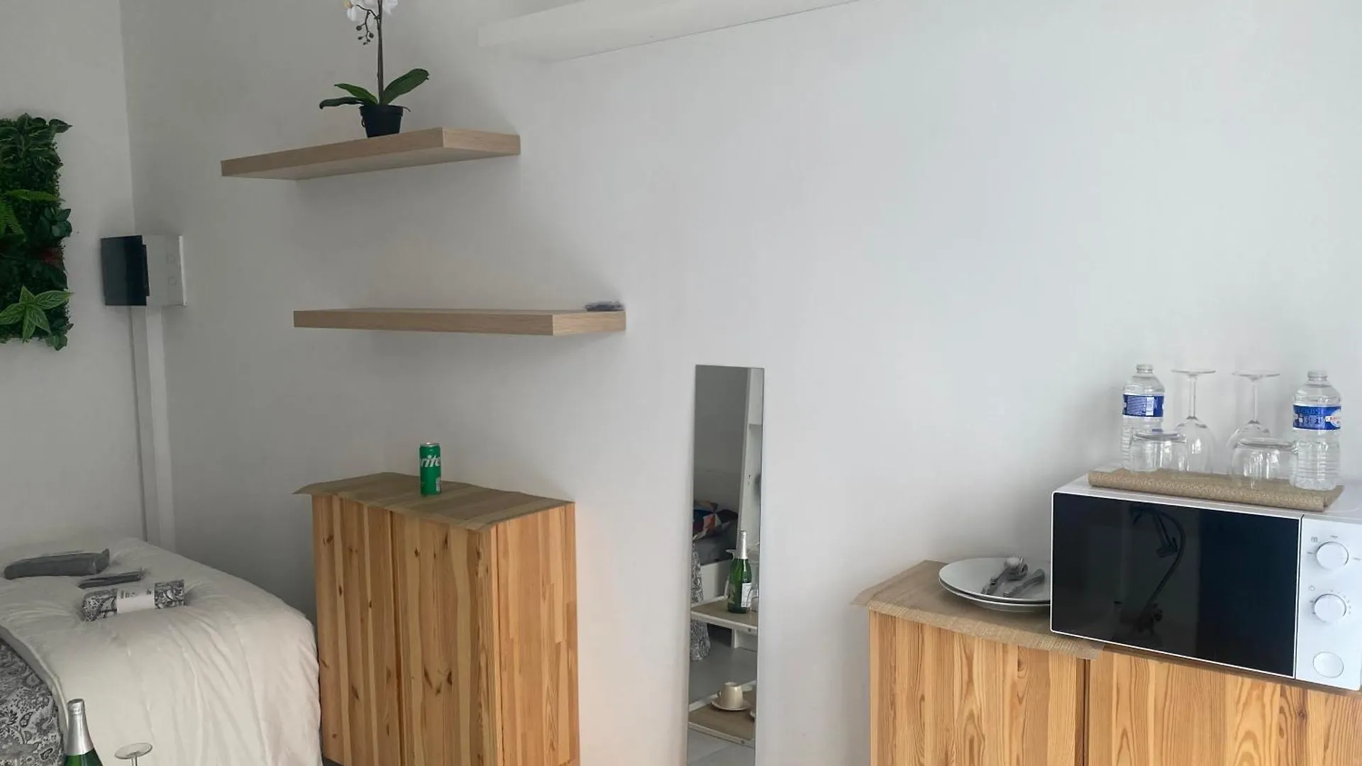 Fly City House Chatelet Capsule hotel